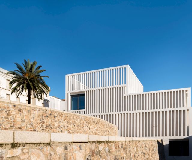 View from the outside of Museum of Contemporary Art Helga de Alvear, Photo: Amores Pictures